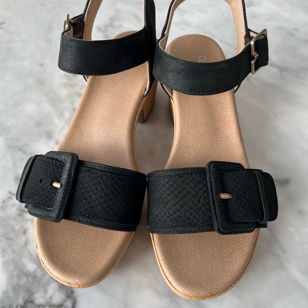 Dr. Scholl's Black and Tan Sandals with Textured Straps